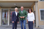 LH Mario Kunasek (M.) und LAD Brigitte Scherz-Schaar (r.) mit dem interimistischen Leiter der Bezirkshauptmannschaft Südoststeiermark Alois Maier (l.) © Land Steiermark; bei Quellenangabe honorarfrei LH Mario Kunasek (M.) und LAD Brigitte Scherz-Schaar (r.) mit dem interimistischen Leiter der Bezirkshauptmannschaft Südoststeiermark Alois Maier (l.)