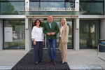 Landeshauptmann Mario Kunasek (M.) und Landesamtsdirektorin Brigitte Scherz-Schaar (l.) mit Bezirkshauptfrau Kerstin Raith-Schweighofer vor der Bezirkshauptmannschaft Hartberg-Fürstenfeld. © Land Steiermark; bei Quellenangabe honorarfrei Landeshauptmann Mario Kunasek (M.) und Landesamtsdirektorin Brigitte Scherz-Schaar (l.) mit Bezirkshauptfrau Kerstin Raith-Schweighofer vor der Bezirkshauptmannschaft Hartberg-Fürstenfeld.