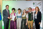 Bundesminister Norbert Totschnig (l.), Landeshauptmann-Stellvertreterin Manuela Khom (3.v.l.) und Agrarlandesrätin Simone Schmiedtbauer (r.) gratulierten der Familie von Hans Seitinger zur Überreichung der hohen Auszeichnung. © Foto: Brand Images; bei Quellenangabe honorarfrei Bundesminister Norbert Totschnig (l.), Landeshauptmann-Stellvertreterin Manuela Khom (3.v.l.) und Agrarlandesrätin Simone Schmiedtbauer (r.) gratulierten der Familie von Hans Seitinger zur Überreichung der hohen Auszeichnung.