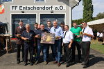 Eine Gruppe von Menschen steht vor einem Gebäude.