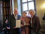 LH-Stv. Siegfried Schrittwieser und Landesrätin Kristina Edlinger-Ploder übergaben das Goldene Ehrenzeichen an die Gründerin des HPZ Irene Plaß.