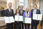 Forschungspreise 2015: Peter Ruggenthaler, Monika Oberer, Landesrat Christopher Drexler, Ursula Diefenbach (in Vertretung ihres Gatten Wolfgang Erhard Ernst) und Frank Madeo (v.l.) Forschungspreise 2015: Peter Ruggenthaler, Monika Oberer, Landesrat Christopher Drexler, Ursula Diefenbach (in Vertretung ihres Gatten Wolfgang Erhard Ernst) und Frank Madeo (v.l.)