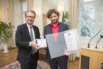 LR Christopher Drexler überreichte Martin Puntigam den Inge-Morath-Preis 