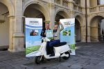 Umwelt- und Verkehrslandesrat Anton Lang übergab Frau Anke Fraiß aus St. Barbara im Mürztal als Hauptpreis einen nagelneuen E-Scooter