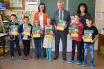 Tierschutzlandesrat Anton Lang, die Direktorin der Volksschule Nibelungen in Graz Brigitte Kogler (rechts im Bild), die Geschäftsführerin vom Verein „Tierschutz macht Schule“ Lea Mirwald freuen sich mit den SchülerInnen der 3a-Klasse über das tolle Tierschutz-Projekt. 