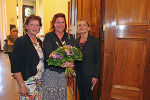 LRin Ursula Lackner mit Künstlerin Julia Bauernfeind und Kuratorin Edith Risse