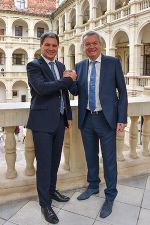 LH-Stv. Michael Schickhofer legt die Finanzen in die Hände von LR Anton Lang (r.) © Bild: Land Steiermark/Strasser; Verwendung bei Quellenangabe honorarfrei LH-Stv. Michael Schickhofer legt die Finanzen in die Hände von LR Anton Lang (r.) © Bild: Land Steiermark/Strasser; Verwendung bei Quellenangabe honorarfrei
