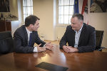 LH-Stv. Schickhofer (l.) und Verteidigungsminister Doskozil (r.) im Gespräch. © Bild: Bundesministerium für Verteidigung/Pusch LH-Stv. Schickhofer (l.) und Verteidigungsminister Doskozil (r.) im Gespräch. © Bild: Bundesministerium für Verteidigung/Pusch