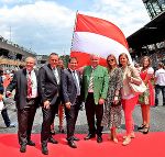 Vizekanzler Wolfgang Brandstetter, Minister Hans Peter Doskozil, LH-Stv. Michael Schickhofer, LH Hermann Schützenhöfer, Modell Charlott Cordes und LR Barbara Eibinger-Miedl (v.l.) am Red Bull-Ring.