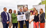 LH-Stv. Michael Schickhofer und die Führungsriege der Region Südoststeiermark mit jungen Projektumsetzerinnen und -umsetzern. © Bilder: Land Steiermark/Fladischer; Verwendung bei Quellenangabe honorarfrei LH-Stv. Michael Schickhofer und die Führungsriege der Region Südoststeiermark mit jungen Projektumsetzerinnen und -umsetzern. © Bilder: Land Steiermark/Fladischer; Verwendung bei Quellenangabe honorarfrei