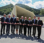 ASFINAG-Geschäftsführer Alexander Walcher, Landesrat Anton Lang, Verkehrsminister Jörg Leichtfried, Tunnelpatin Ingrid Voves, LH Hermann Schützenhöfer, Vorstand Alois Schedl, Bürgermeister Karl Fadinger aus St. Michael, ASFINAG-Geschäftsführer Gernot Brandtner und der Übelbacher Bürgermeister Markus Windisch vor dem neuen Tunnelportal, v.l. © Asfinag/Oliver Wolf, bei Quellenangabe honorarfrei ASFINAG-Geschäftsführer Alexander Walcher, Landesrat Anton Lang, Verkehrsminister Jörg Leichtfried, Tunnelpatin Ingrid Voves, LH Hermann Schützenhöfer, Vorstand Alois Schedl, Bürgermeister Karl Fadinger aus St. Michael, ASFINAG-Geschäftsführer Gernot Brandtner und der Übelbacher Bürgermeister Markus Windisch vor dem neuen Tunnelportal, v.l. © Asfinag/Oliver Wolf, bei Quellenangabe honorarfrei
