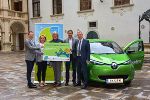 V.l.n.r.: Friedrich Hofer (Klimabündnis Steiermark), Andrea Gössinger-Wieser (Klimaschutzkoordinatorin Land Steiermark), GR Franz Gobald und Bürgermeister Harald Mulle (beide Gratwein-Straßengel) sowie der zuständige Landesrat Anton Lang. © Land Steiermark/Strasser V.l.n.r.: Friedrich Hofer (Klimabündnis Steiermark), Andrea Gössinger-Wieser (Klimaschutzkoordinatorin Land Steiermark), GR Franz Gobald und Bürgermeister Harald Mulle (beide Gratwein-Straßengel) sowie der zuständige Landesrat Anton Lang. © Land Steiermark/Strasser