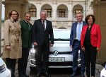 Übergabeder neuen E-Autos: Abteilungsleiterin Christine Klug, Bezirkshauptmann Alexander Majcan, Landeshauptmann Hermann Schützenhöfer, Landesrat Anton Lang und Bezirkshauptfrau Gabriele Budiman (v.l.) © steiermark.at/Janderka; bei Quellenangabe honorarfrei Übergabeder neuen E-Autos: Abteilungsleiterin Christine Klug, Bezirkshauptmann Alexander Majcan, Landeshauptmann Hermann Schützenhöfer, Landesrat Anton Lang und Bezirkshauptfrau Gabriele Budiman (v.l.) © steiermark.at/Janderka; bei Quellenangabe honorarfrei