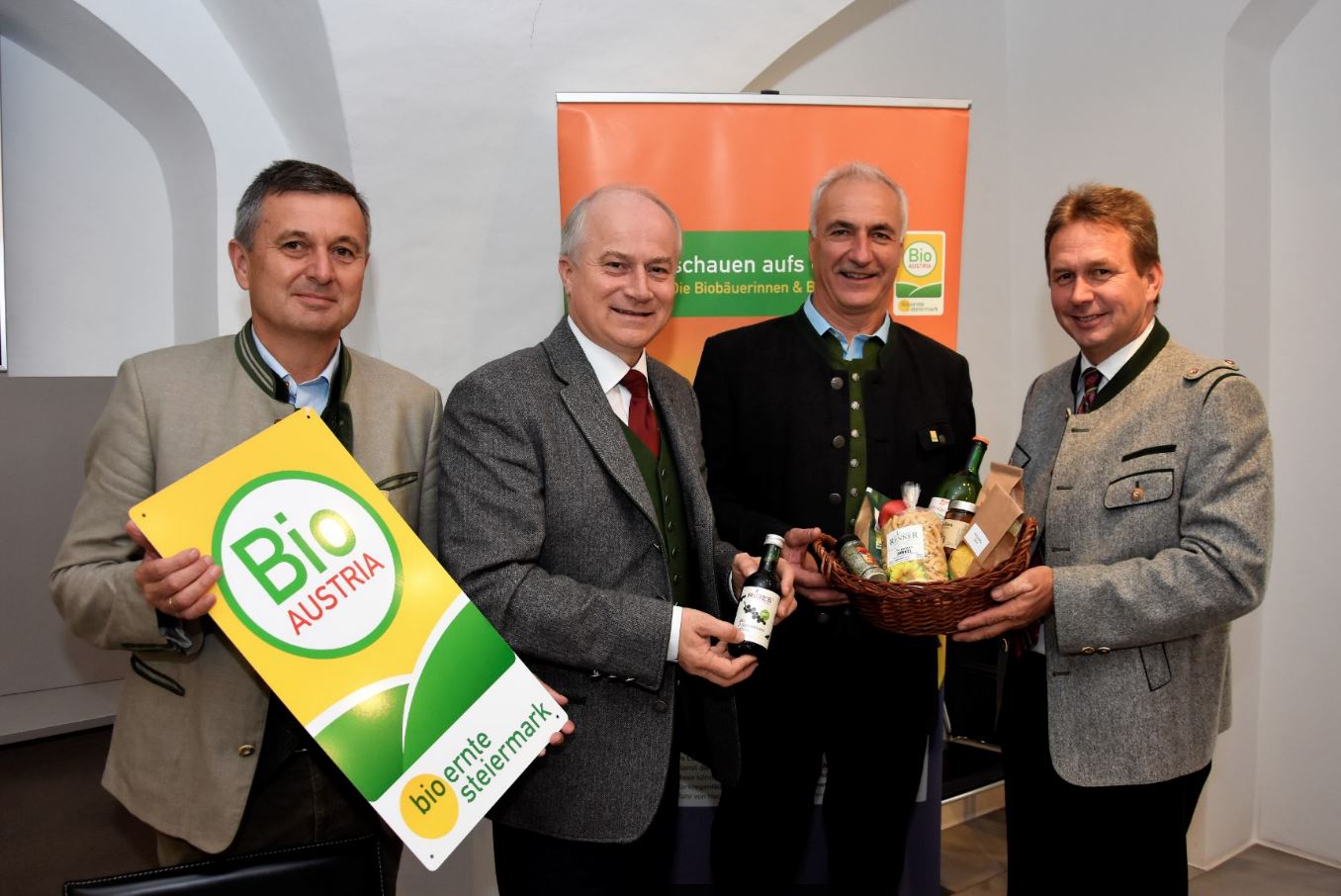 v.l.n.r. GF Josef Renner, LR Hans Seitinger, Obmann Herbert Kain, Präsident Franz Titschenbacher v.l.n.r. GF Josef Renner, LR Hans Seitinger, Obmann Herbert Kain, Präsident Franz Titschenbacher