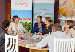 Bildungshaus-Direktorin Anna Thaller (2.v.l.) ist mit ihrem Haus Teil des neuen "Urban Diversity"-Projekts © Bilder: Bildungshaus Schloss St. Martin; Verwendung bei Quellenangabe honorarfrei. Bildungshaus-Direktorin Anna Thaller (2.v.l.) ist mit ihrem Haus Teil des neuen "Urban Diversity"-Projekts © Bilder: Bildungshaus Schloss St. Martin; Verwendung bei Quellenangabe honorarfrei.