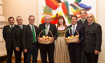 Apfelkönigin Magdalena I. überreichte Landeshauptmann Hermann Schützenhöfer und Landeshauptmann-Stellvertreter Michael Schickhofer Körbe mit steirischen Äpfeln © steiermark.at/Streibl; bei Quellenangabe honorarfrei Apfelkönigin Magdalena I. überreichte Landeshauptmann Hermann Schützenhöfer und Landeshauptmann-Stellvertreter Michael Schickhofer Körbe mit steirischen Äpfeln © steiermark.at/Streibl; bei Quellenangabe honorarfrei