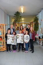 Landesrat Anton Lang, Tierschutzombudsfrau Barbara Fiala-Köck und Direktor Michael Pichler mit SchülerInnen und LehrerInnen der Neuen Mittelschule Graz-St. Johann