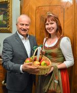 LR Johann Seitinger und Apfelkönigin Magdalena I. © Lebensressort / honorarfrei LR Johann Seitinger und Apfelkönigin Magdalena I. © Lebensressort / honorarfrei