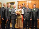 v.li.n.re.: Manfred Kohlfürst, EOS (Erzeugergemeinschaft Obst Steiermark GmbH), Rupert Gsöls, Obmann Verband steirischer Erwerbsobstbauern und Präsident des Bundesobstbauverbandes, Landesrat Johann Seitinger, Apfelkönigin Magdalena I., Richard Ladenhauf von der Erzeugerorganisation OGS (Obst Gemeinschaft Steiermark GmbH), Wolfgang Mazelle, Leiter der Abteilung Obstbau der Landeskammer für Land- und Forstwirtschaft in der Steiermark und Geschäftsführer des Verbands Steirischer Erwerbsobstbauern, Bernhard Ramminger, Erzeugerorganisation OPST (Obst-Partner-Steiermark-GmbH) © Lebensressort / honorarfrei v.li.n.re.: Manfred Kohlfürst, EOS (Erzeugergemeinschaft Obst Steiermark GmbH), Rupert Gsöls, Obmann Verband steirischer Erwerbsobstbauern und Präsident des Bundesobstbauverbandes, Landesrat Johann Seitinger, Apfelkönigin Magdalena I., Richard Ladenhauf von der Erzeugerorganisation OGS (Obst Gemeinschaft Steiermark GmbH), Wolfgang Mazelle, Leiter der Abteilung Obstbau der Landeskammer für Land- und Forstwirtschaft in der Steiermark und Geschäftsführer des Verbands Steirischer Erwerbsobstbauern, Bernhard Ramminger, Erzeugerorganisation OPST (Obst-Partner-Steiermark-GmbH) © Lebensressort / honorarfrei