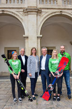 Nella Krauß, Präsident Helmuth Lexer, LR Barbara Eibinger-Miedl, LR Anton Lang, Celine Galler und Klaus Kröll gaben gemeinsam den Startschuss in die Ski-Saison. (v.l.)