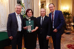 LR Anton Lang, Eleonore Schrefler (Direktorin Skiakademie Schladming), Christian Purrer (ASVÖ Landesverband) und Alois Stadlober (Vereinsvorsitzender Skiakademie Schladming)