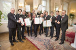 Die erfolgreichen steirischen Nachwuchsfachkräfte mit LH Schützenhöfer (l.), LH-Stv. Schickhofer (2.v.r.) und WK-Präsident Herk © Foto: steiermark.at/Fischer; bei Quellenangabe honorarfrei Die erfolgreichen steirischen Nachwuchsfachkräfte mit LH Schützenhöfer (l.), LH-Stv. Schickhofer (2.v.r.) und WK-Präsident Herk © Foto: steiermark.at/Fischer; bei Quellenangabe honorarfrei