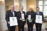 Landeshauptmann Hermann Schützenhöfer (l.) und Landeshauptmann-Stellvertreter Michael Schickhofer (r.) überreichten Superintendent Hermann Miklas (2.v.l.) und Diözesanbischof Wilhelm Krautwaschl (3.v.l.) Große Goldene Ehrenzeichen des Landes Steiermark mit dem Stern. © Land Steiermark/FotoFischer; Verwendung bei Quellenangabe honorarfrei Landeshauptmann Hermann Schützenhöfer (l.) und Landeshauptmann-Stellvertreter Michael Schickhofer (r.) überreichten Superintendent Hermann Miklas (2.v.l.) und Diözesanbischof Wilhelm Krautwaschl (3.v.l.) Große Goldene Ehrenzeichen des Landes Steiermark mit dem Stern. © Land Steiermark/FotoFischer; Verwendung bei Quellenangabe honorarfrei