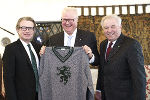 LH Hermann Schützenhöfer und LR Christopher Drexler überreichten dem hessischen Finanzminister einen Steiermark-Pullover © steiermark.at/Streibl; bei Quellenangabe honorarfrei LH Hermann Schützenhöfer und LR Christopher Drexler überreichten dem hessischen Finanzminister einen Steiermark-Pullover © steiermark.at/Streibl; bei Quellenangabe honorarfrei