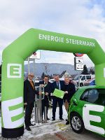 Die Energie Steiermark unterstützt die E-Auto-Testaktion „6Tage für 60Euro“: Jedes E-Testauto des steirischen Fahrzeughandels kann mit der E-Steiermark MOBILITÄTSKARTE (= Ladekarte) an jeder E-Steiermark Ladestation (wie hier am neuen P & R in Graz-Webling an der B70) bis März 2018 kostenlos Strom laden. Im Bild von links KoR Ing. Klaus Edelsbrunner (Wirtschaftskammer), Energie-Steiermark-Vorstandsdirektor Martin Graf, Energie-Steiermark-Vorstandssprecher Christian Purrer und Landesrat Anton Lang. © Land Steiermark/Strasser Die Energie Steiermark unterstützt die E-Auto-Testaktion „6Tage für 60Euro“: Jedes E-Testauto des steirischen Fahrzeughandels kann mit der E-Steiermark MOBILITÄTSKARTE (= Ladekarte) an jeder E-Steiermark Ladestation (wie hier am neuen P & R in Graz-Webling an der B70) bis März 2018 kostenlos Strom laden. Im Bild von links KoR Ing. Klaus Edelsbrunner (Wirtschaftskammer), Energie-Steiermark-Vorstandsdirektor Martin Graf, Energie-Steiermark-Vorstandssprecher Christian Purrer und Landesrat Anton Lang. © Land Steiermark/Strasser