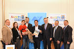 Luden gemeinsam zum Mitmachen bei der Safety-Tour ein: Günter Macher, Anna Schaunitzer, Martin Weber (Zivilschutzverband) mit Sohn Michael, LH-Stv. Michael Schickhofer, Hannes Weißenbacher und Hannes Karpjuk (AUVA) sowie Zivilschutzverband-GF Heribert Uhl (v.l.) © Fotos: Land Steiermark/AldinBektaš; bei Quellenangabe honorarfrei Luden gemeinsam zum Mitmachen bei der Safety-Tour ein: Günter Macher, Anna Schaunitzer, Martin Weber (Zivilschutzverband) mit Sohn Michael, LH-Stv. Michael Schickhofer, Hannes Weißenbacher und Hannes Karpjuk (AUVA) sowie Zivilschutzverband-GF Heribert Uhl (v.l.) © Fotos: Land Steiermark/AldinBektaš; bei Quellenangabe honorarfrei