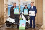 Umwelt- und Verkehrslandesrat Anton Lang übergab Frau Doris Softić aus Kapfenberg eine neue Jahreskarte und Herrn Harald Klapsch aus Graz einen nagelneuen E-Scooter. © Peter Melbinger © Melbinger Umwelt- und Verkehrslandesrat Anton Lang übergab Frau Doris Softić aus Kapfenberg eine neue Jahreskarte und Herrn Harald Klapsch aus Graz einen nagelneuen E-Scooter. © Peter Melbinger © Melbinger