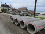 ...wird nun ein 480 Meter langer Regenwasserkanal verlegt. © A16 ...wird nun ein 480 Meter langer Regenwasserkanal verlegt. © A16