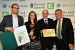 Freuten sich über das goldene Ticket beim Energy Globe Styria Award: Georg Baldauf-Sommerbauer, Susanne Lux, Matthäus Siebenhofer (alle TU Graz) und LR Anton Lang (v.l.)