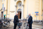 Diözesanbischof Wilhelm Krautwaschl und Superintendent Hermann Miklas (v.l.) bewerben gemeinsam den Aktionstag 