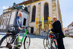 LR Anton Lang und Diözesanbischof Wilhelm Krautwaschl vor dem Grazer Dom laden zum Aktionstag ein (v.l.)