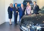 LH-Stv. Michael Schickhofer und LR Barbara Eibinger-Miedl mit den Verantwortlichen von Jaguar Land Rover beim Besuch in England. © Bild: Land Steiermark; Verwendung bei Quellenangabe honorarfrei LH-Stv. Michael Schickhofer und LR Barbara Eibinger-Miedl mit den Verantwortlichen von Jaguar Land Rover beim Besuch in England. © Bild: Land Steiermark; Verwendung bei Quellenangabe honorarfrei