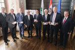 Sonderbriefmarke zum Jubiläum der Bezirkshauptmannschaften: BH Helmut Theobald Müller, LH Hermann Schützenhöfer, BP Alexander Van der Bellen, GD Georg Pölzl, LH-Stv. Michael Schickhofer, Gerhard Holzinger, Minister Josef Moser und BH Burkhard Thierrichter (v.l.)