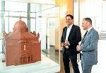 LH-Stv. Michael Schickhofer im Gepräch mit Präsident Elie Rosen. © Bilder: Land Steiermark/Lena Franke; Verwendung bei Quellenangabe honorarfrei LH-Stv. Michael Schickhofer im Gepräch mit Präsident Elie Rosen. © Bilder: Land Steiermark/Lena Franke; Verwendung bei Quellenangabe honorarfrei