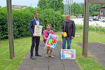 Harald Mulle (Bgm. Gratwein Strassengel), LRin Ursula Lackner und Ernst Muhr (Fratz Graz) testeten als erste die Spielzeugausleihstation beim Spielplatz Naturfreundehaus in Judendorf-Gratwein