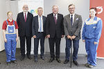 Besuch in der ÖBB-Lehrwerkstätte in Graz: Minister, Landesregierer und ÖBB-Chef mit Lehrlingen.