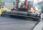 Mit einem Fertiger wird auf der L 411 asphaltiert. © A16 Mit einem Fertiger wird auf der L 411 asphaltiert. © A16