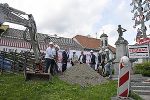 Nationalratsabgeordneter Jörg Leichtfried, Bürgermeister Christian Sander und Landesrat Anton Lang mit VertreterInnen der Baubezirksleitung und der Baufirma.