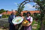v.l.n.r.: Landesrat Johann Seitinger, Gartenexpertin Angelika Ertl-Marko, Dir. Reingard Neubauer © Lebensressort / honorarfrei v.l.n.r.: Landesrat Johann Seitinger, Gartenexpertin Angelika Ertl-Marko, Dir. Reingard Neubauer © Lebensressort / honorarfrei