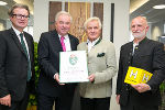 Landesrat Christopher Drexler, Landeshauptmann Hermann Schützenhöfer, Hilfswerk-Vorsitzender BR Gregor Hammerl und Geschäftsführer Gerald Mussnig (v.l.) bei der Überreichung des Landeswappens. © Hilfswerk Steiermark/Oliver Wolf; bei Quellenangabe honorarfrei Landesrat Christopher Drexler, Landeshauptmann Hermann Schützenhöfer, Hilfswerk-Vorsitzender BR Gregor Hammerl und Geschäftsführer Gerald Mussnig (v.l.) bei der Überreichung des Landeswappens. © Hilfswerk Steiermark/Oliver Wolf; bei Quellenangabe honorarfrei