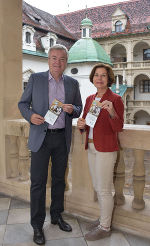 LR Anton Lang und Tierschutzombudsfrau Barbara Fiala-Köck appelieren an alle Katzenfreunde, den neuen Katzenkastrationsfolder zu beachten. © Foto: Land Steiermark; bei Quellenangabe honorarfrei LR Anton Lang und Tierschutzombudsfrau Barbara Fiala-Köck appelieren an alle Katzenfreunde, den neuen Katzenkastrationsfolder zu beachten. © Foto: Land Steiermark; bei Quellenangabe honorarfrei