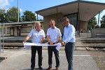 Landesrat Anton Lang, Regionalleiter Ewald Jantscher und Bürgermeister Johann Winkelmaier machen sich am Bahnhof Fehring ein Bild über die Arbeiten. 