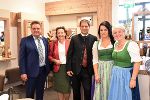Bürgermeister Andreas Staude, LRin Ursula Lackner und LH-Stv. Michael Schickhofer (v.l.) mit den Betreiberinnen des im neuen Gemeindezentrum untergebrachten Frisiersalons. © Bilder: Land Steiermark/Stolz; Verwendung bei Quellenangabe honorarfrei Bürgermeister Andreas Staude, LRin Ursula Lackner und LH-Stv. Michael Schickhofer (v.l.) mit den Betreiberinnen des im neuen Gemeindezentrum untergebrachten Frisiersalons. © Bilder: Land Steiermark/Stolz; Verwendung bei Quellenangabe honorarfrei