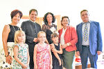 Die Ehrengäste mit Bediensteten und Kindern des neuen Kindergartens in St. Oswald. Die Ehrengäste mit Bediensteten und Kindern des neuen Kindergartens in St. Oswald.