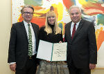 Die neue Bezirkshauptfrau von Graz-Umgebung Angelika Unger (M.) erhielt von Landeshauptmann Hermann Schützenhöfer (r.) und Personallandesrat Christopher Drexler (l.) das offizielle Dekret zum Amtsantritt. © steiermark.at/Leiss; bei Quellenangabe honorarfrei Die neue Bezirkshauptfrau von Graz-Umgebung Angelika Unger (M.) erhielt von Landeshauptmann Hermann Schützenhöfer (r.) und Personallandesrat Christopher Drexler (l.) das offizielle Dekret zum Amtsantritt. © steiermark.at/Leiss; bei Quellenangabe honorarfrei