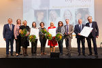 Wirtschaftskammerpräsident Josef Herk, LR Barbara Eibinger-Miedl, Verena Ennemoser (Stadt Graz), Elisabeth Hosseini-Schönhofer und Simone Skalicky (A15), Inge Farcher und LAD-Stv. Brigitte Scherz-Schaar (LAD), Wolfgang Wlattnig und Franz Reiterer (A7) mit WK-Direktor Karl-Heinz Dernoscheg bei der Verleihung der "Managen statt Verwalten"-Awards (v.l.). © Bild: Top of Styria/Pia Adlassnig; Verwendung bei Quellenangabe honorarfrei Wirtschaftskammerpräsident Josef Herk, LR Barbara Eibinger-Miedl, Verena Ennemoser (Stadt Graz), Elisabeth Hosseini-Schönhofer und Simone Skalicky (A15), Inge Farcher und LAD-Stv. Brigitte Scherz-Schaar (LAD), Wolfgang Wlattnig und Franz Reiterer (A7) mit WK-Direktor Karl-Heinz Dernoscheg bei der Verleihung der "Managen statt Verwalten"-Awards (v.l.). © Bild: Top of Styria/Pia Adlassnig; Verwendung bei Quellenangabe honorarfrei